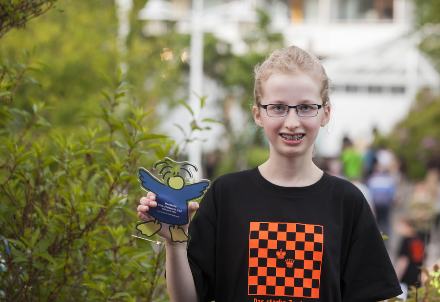 Elisa Reuter mit dem Pokal für den Vizetitel